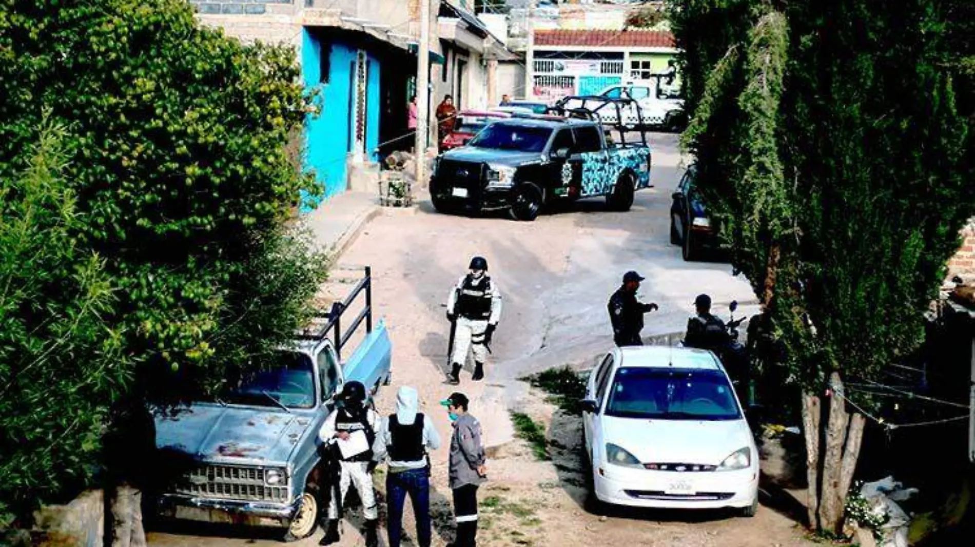 Elementos de la Guardia Nacional y Ministerial del Estado resguarda la zona donde una pareja fue asesinada en Guadalupe, Zacatecas